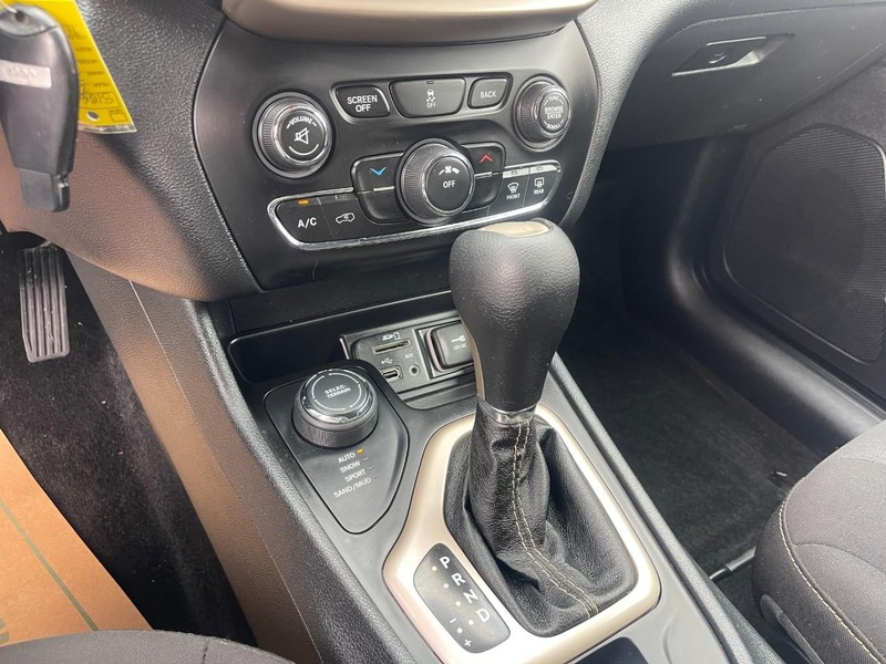 Jeep Cherokee Vehicle Image 18