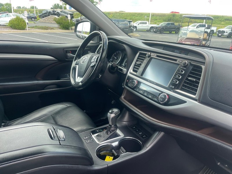 Toyota Highlander Vehicle Image 12