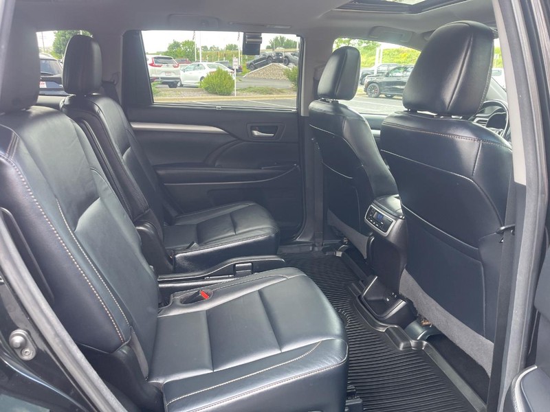 Toyota Highlander Vehicle Image 14