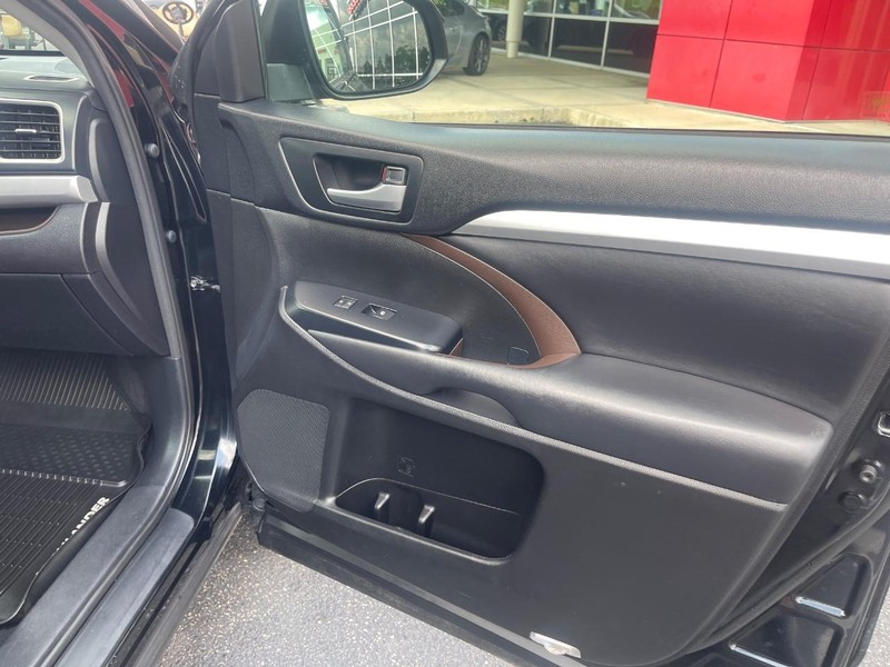 Toyota Highlander Vehicle Image 15