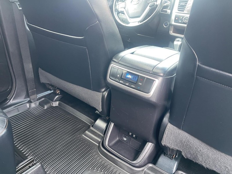 Toyota Highlander Vehicle Image 18