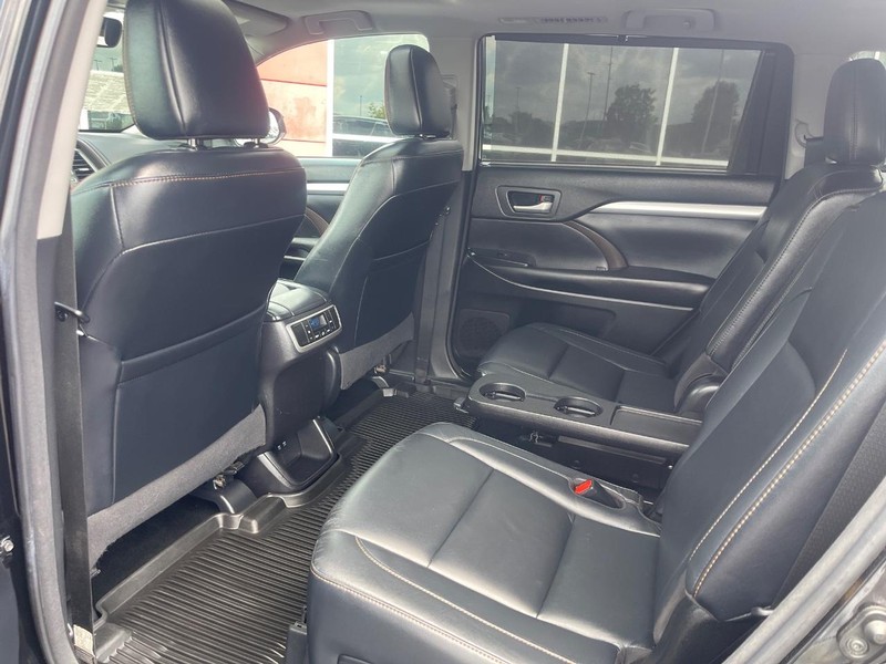Toyota Highlander Vehicle Image 19