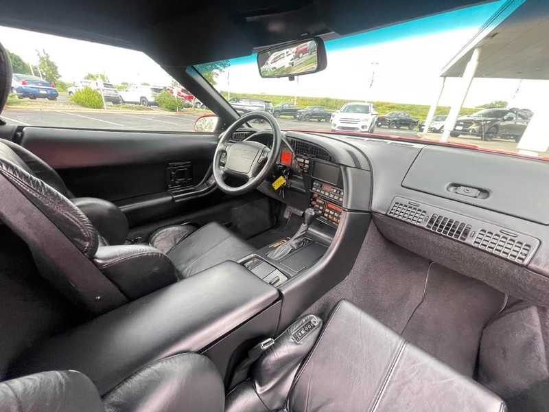 Chevrolet Corvette Vehicle Image 11