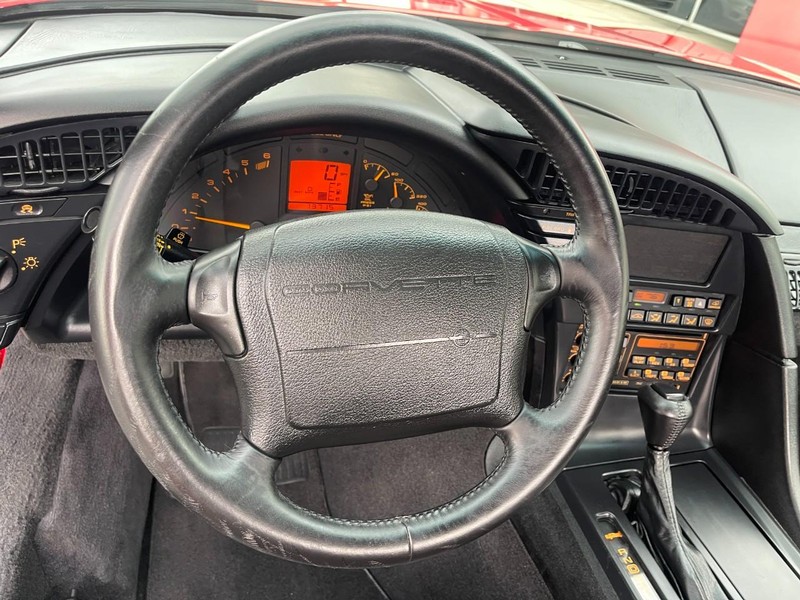 Chevrolet Corvette Vehicle Image 18