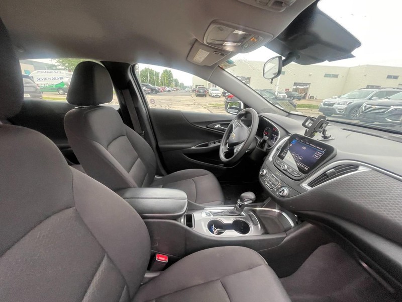 Chevrolet Malibu Vehicle Image 05