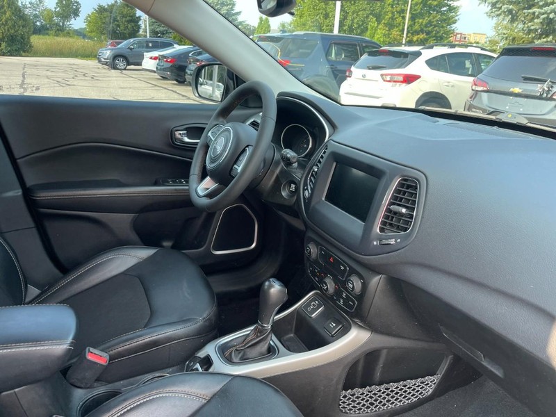 Jeep Compass Vehicle Image 02
