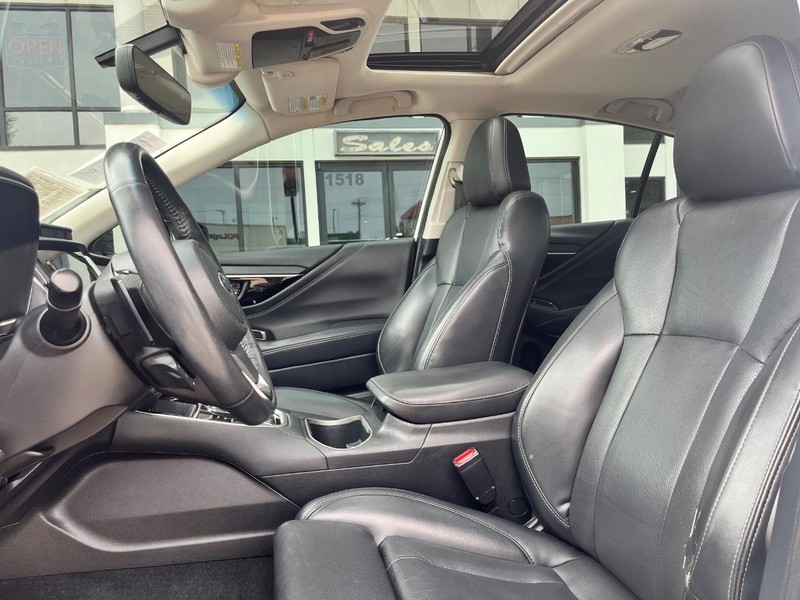 Subaru Legacy Vehicle Image 12