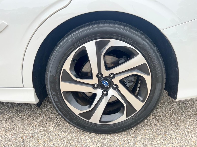 Subaru Legacy Vehicle Image 17