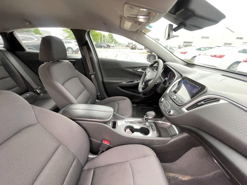Chevrolet Malibu Vehicle Image 05
