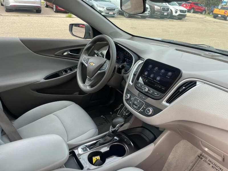 Chevrolet Malibu Vehicle Image 09