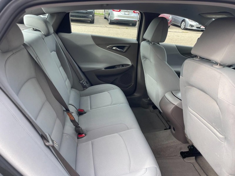 Chevrolet Malibu Vehicle Image 12
