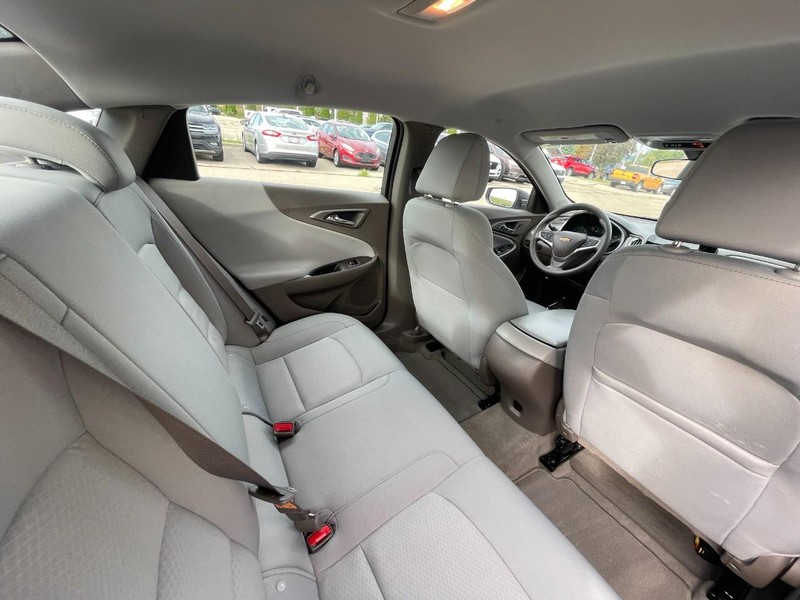 Chevrolet Malibu Vehicle Image 13