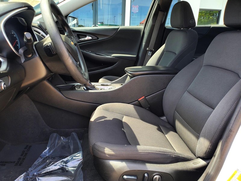 Chevrolet Malibu Vehicle Image 12