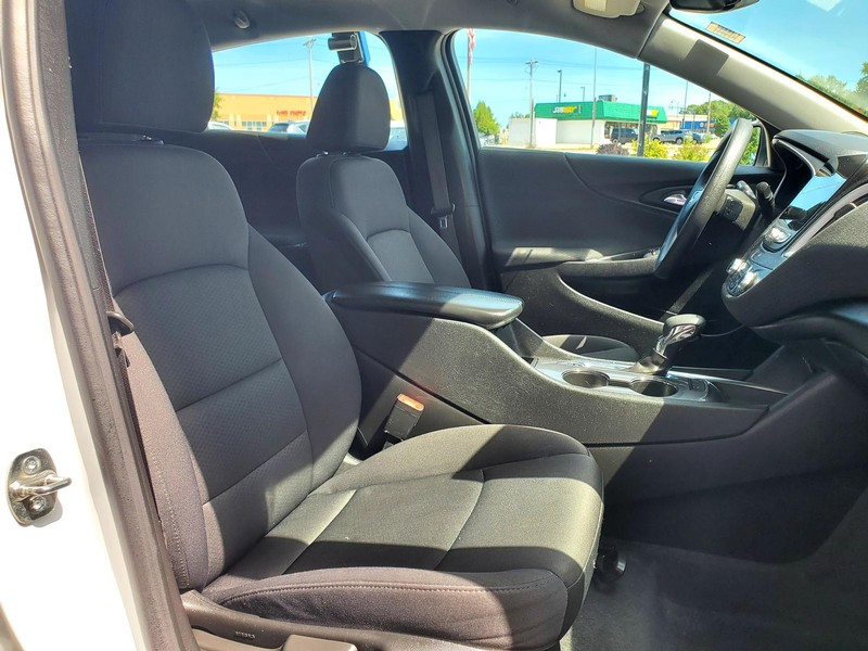 Chevrolet Malibu Vehicle Image 13