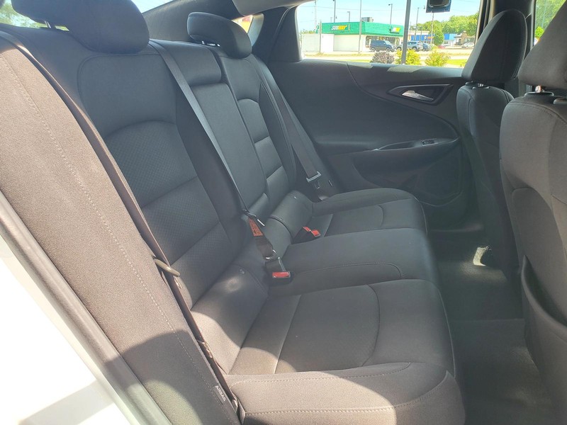 Chevrolet Malibu Vehicle Image 14