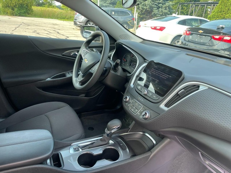 Chevrolet Malibu Vehicle Image 02