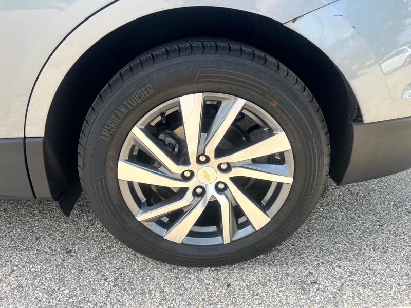 Chevrolet Equinox Vehicle Image 16