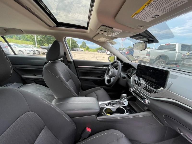Nissan Altima Vehicle Image 04