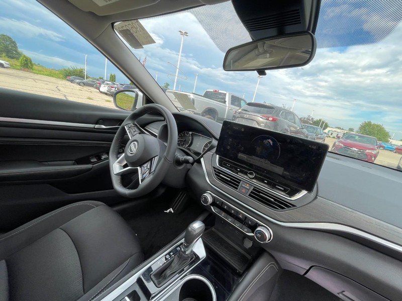 Nissan Altima Vehicle Image 05