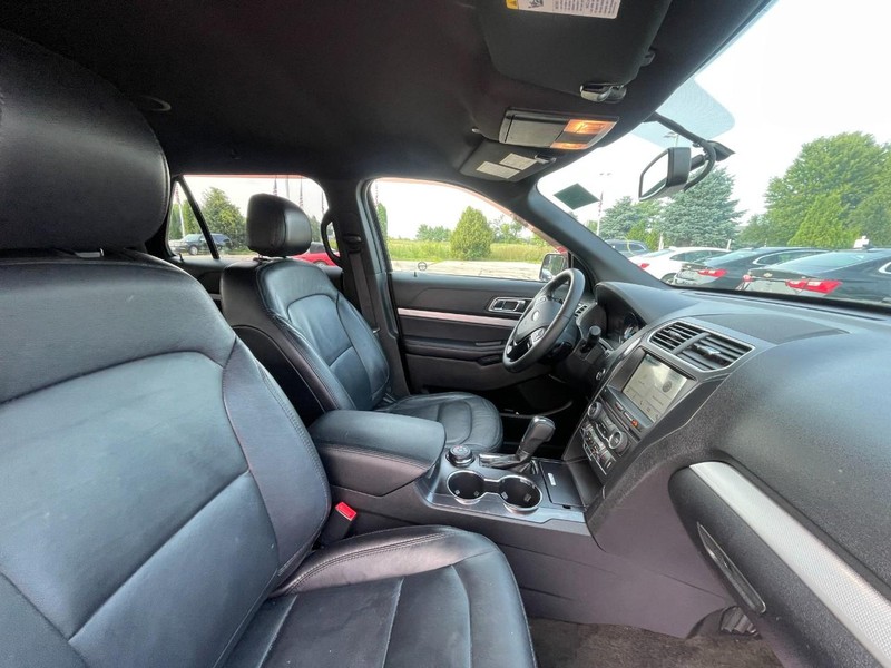 Ford Explorer Vehicle Image 03