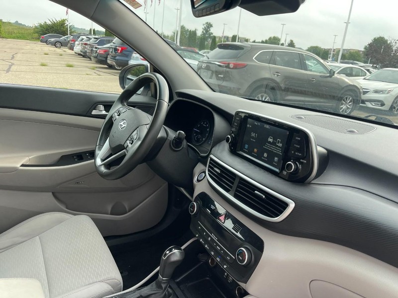 Hyundai Tucson Vehicle Image 02
