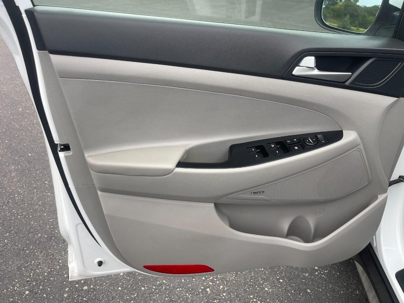 Hyundai Tucson Vehicle Image 16