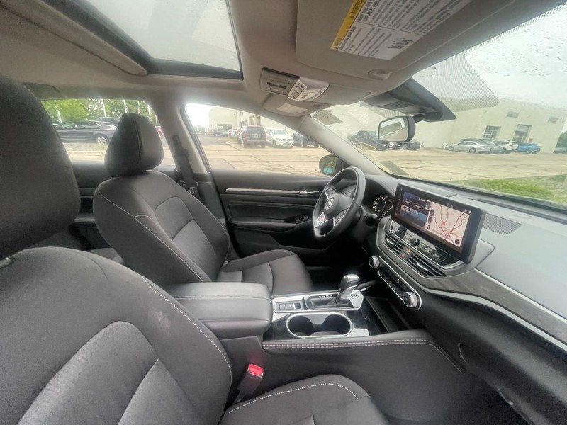 Nissan Altima Vehicle Image 04