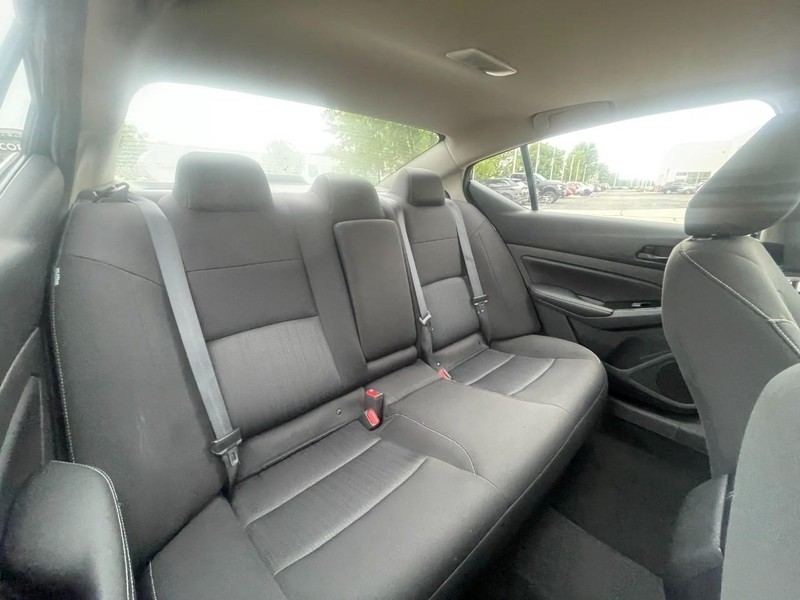 Nissan Altima Vehicle Image 05