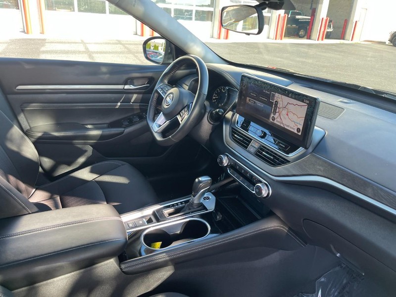 Nissan Altima Vehicle Image 09