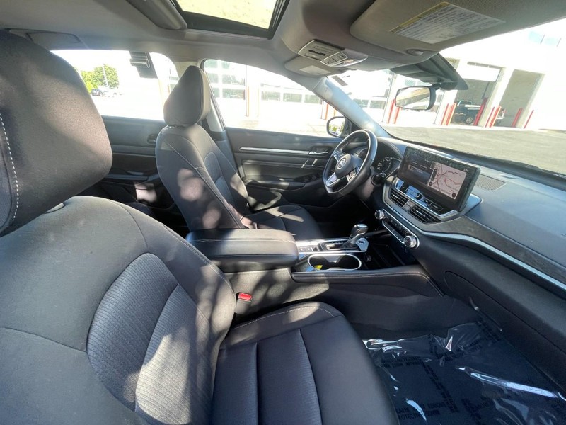 Nissan Altima Vehicle Image 11