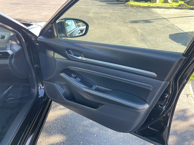 Nissan Altima Vehicle Image 12
