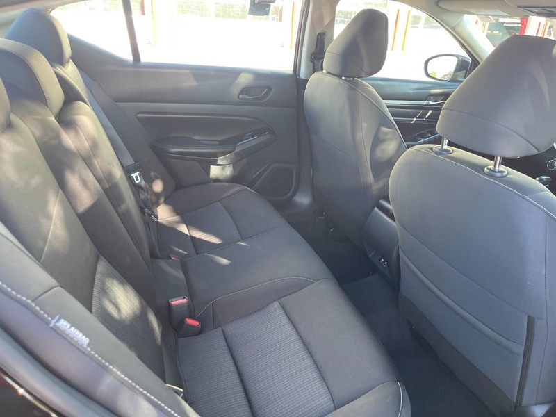 Nissan Altima Vehicle Image 13