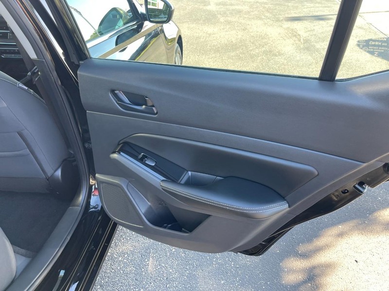 Nissan Altima Vehicle Image 15