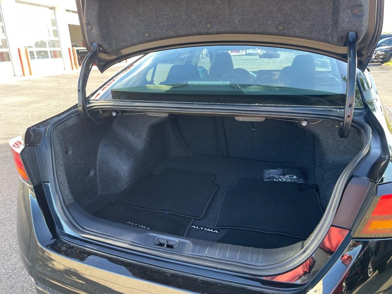 Nissan Altima Vehicle Image 16