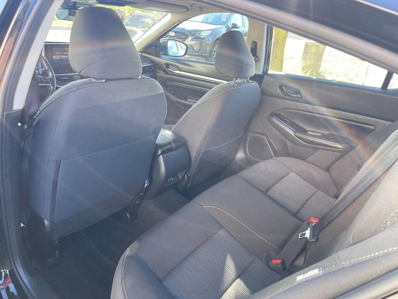 Nissan Altima Vehicle Image 17
