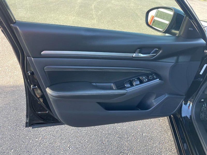 Nissan Altima Vehicle Image 20