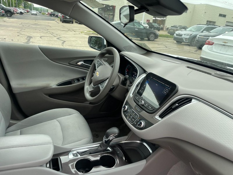 Chevrolet Malibu Vehicle Image 02