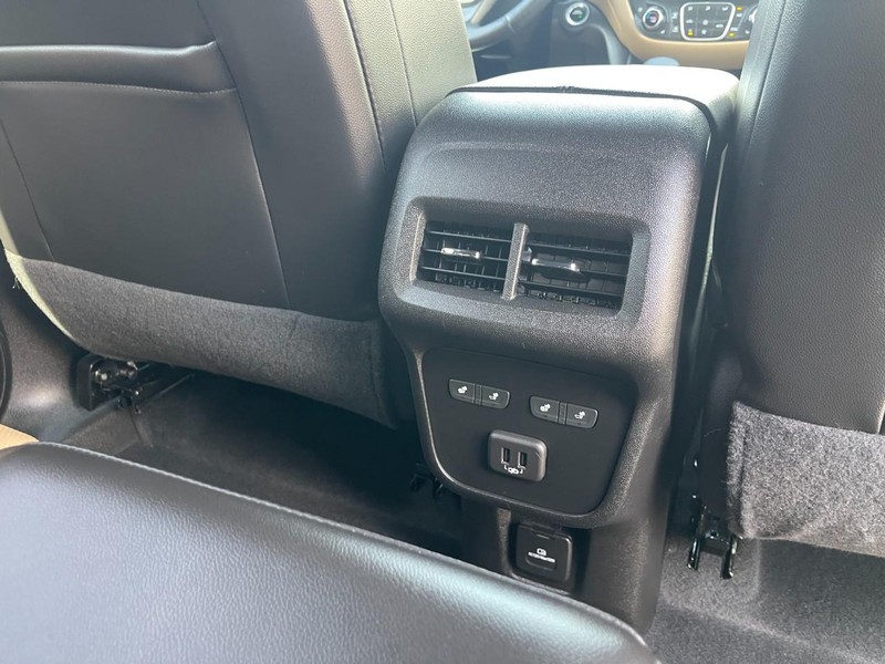 Chevrolet Equinox Vehicle Image 14