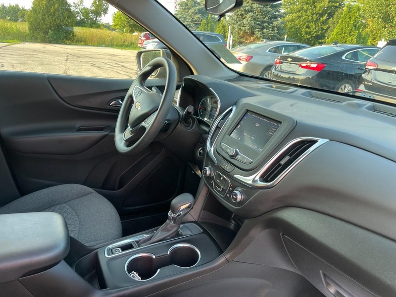 Chevrolet Equinox Vehicle Image 02