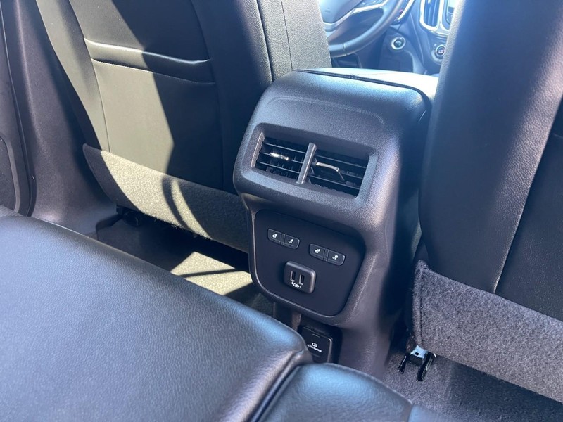 Chevrolet Equinox Vehicle Image 14