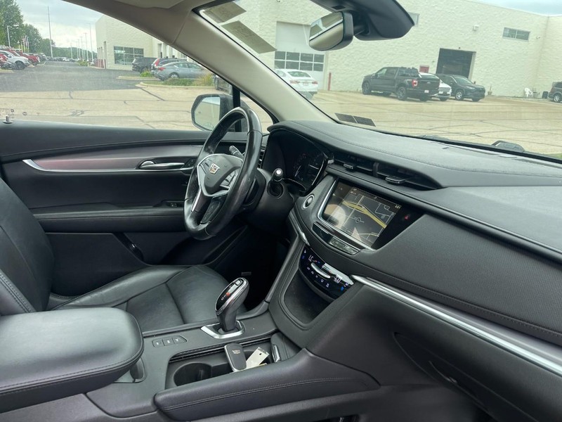 Cadillac XT5 Vehicle Image 02