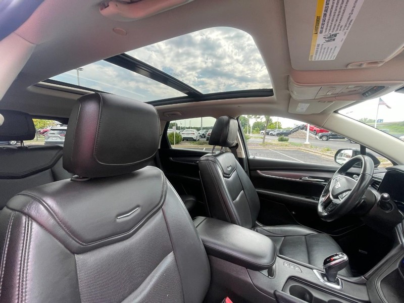 Cadillac XT5 Vehicle Image 10