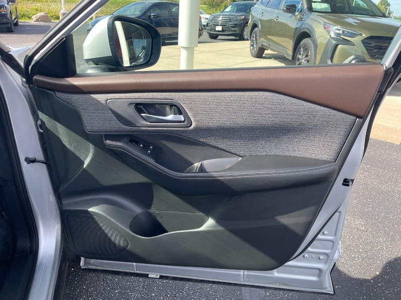 Nissan Rogue Vehicle Image 08