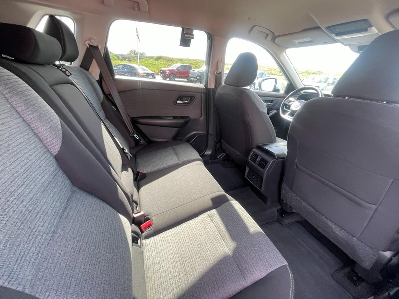 Nissan Rogue Vehicle Image 09