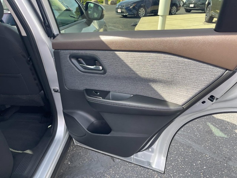 Nissan Rogue Vehicle Image 11