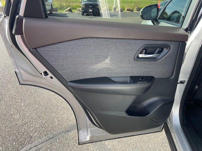 Nissan Rogue Vehicle Image 14