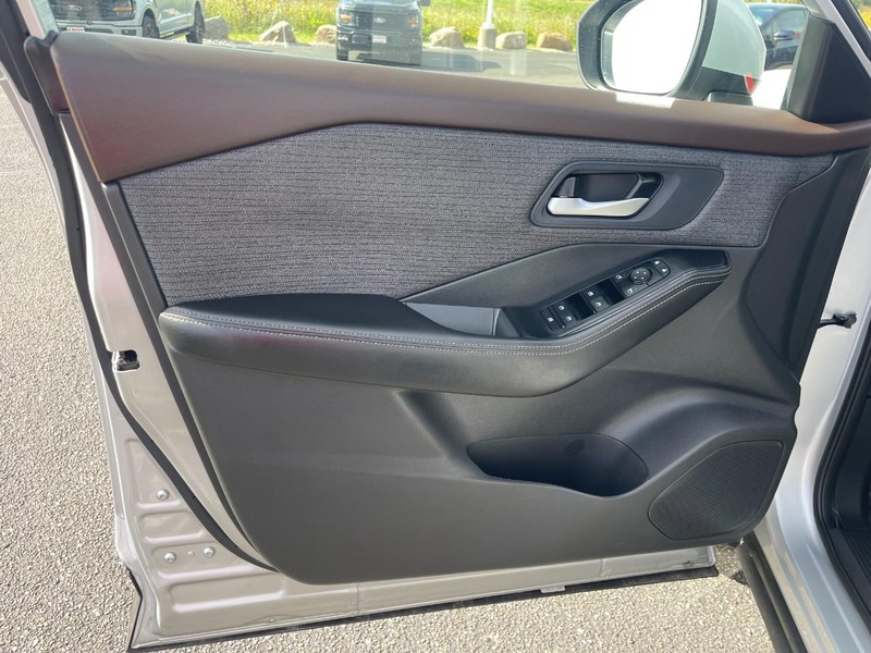 Nissan Rogue Vehicle Image 16