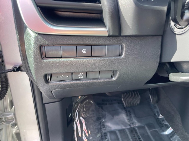Nissan Rogue Vehicle Image 17