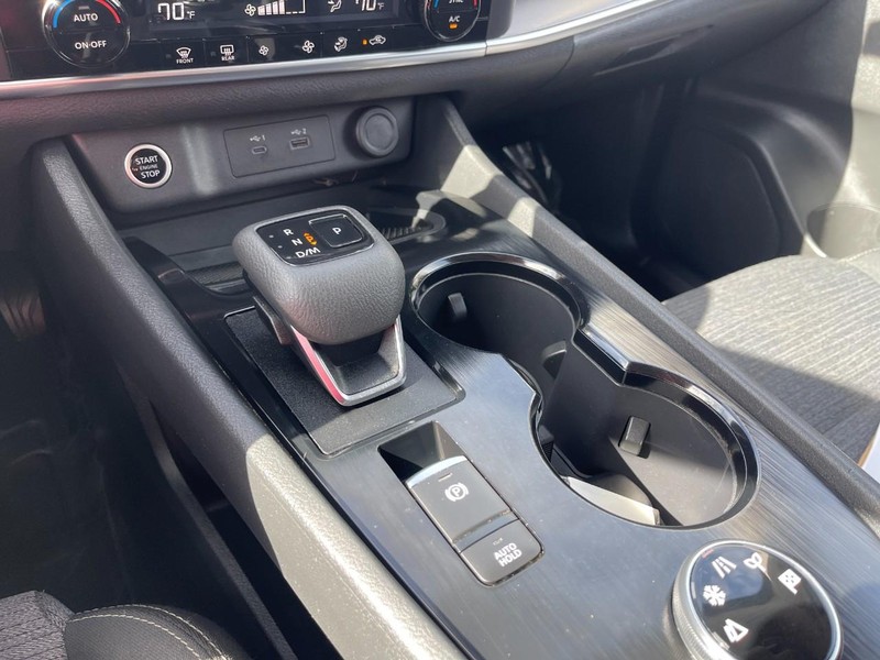Nissan Rogue Vehicle Image 24