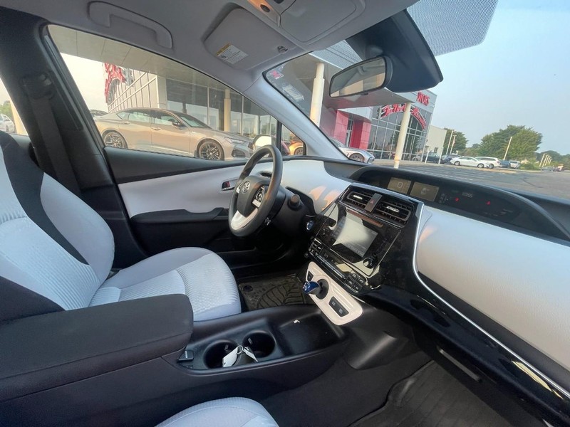 Toyota Prius Vehicle Image 05